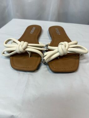 NWOT FITORY WHITE BOW FLATS🌸